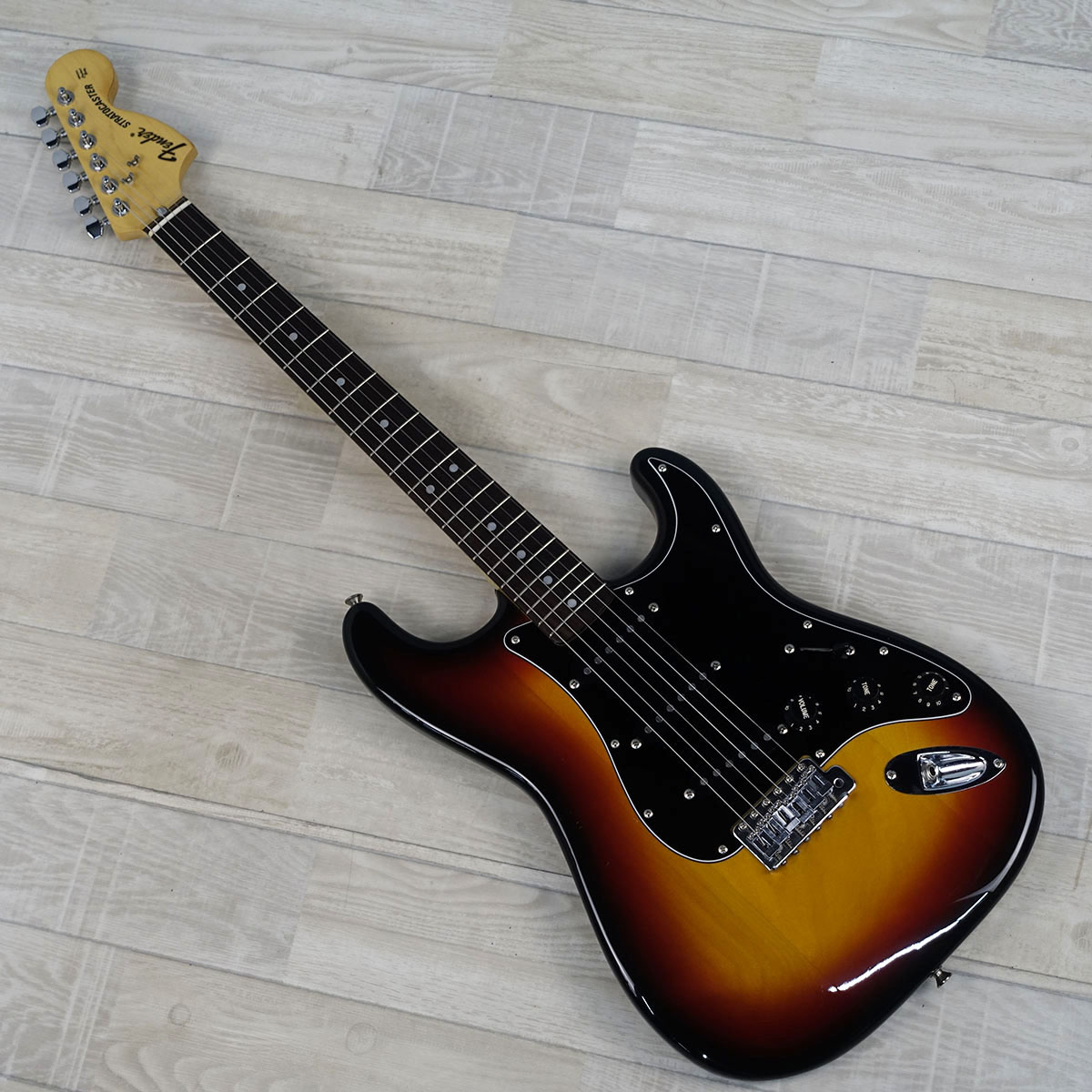 ST72-53 Fender Japan エレクトリックギター ストラトキャスタータイプ