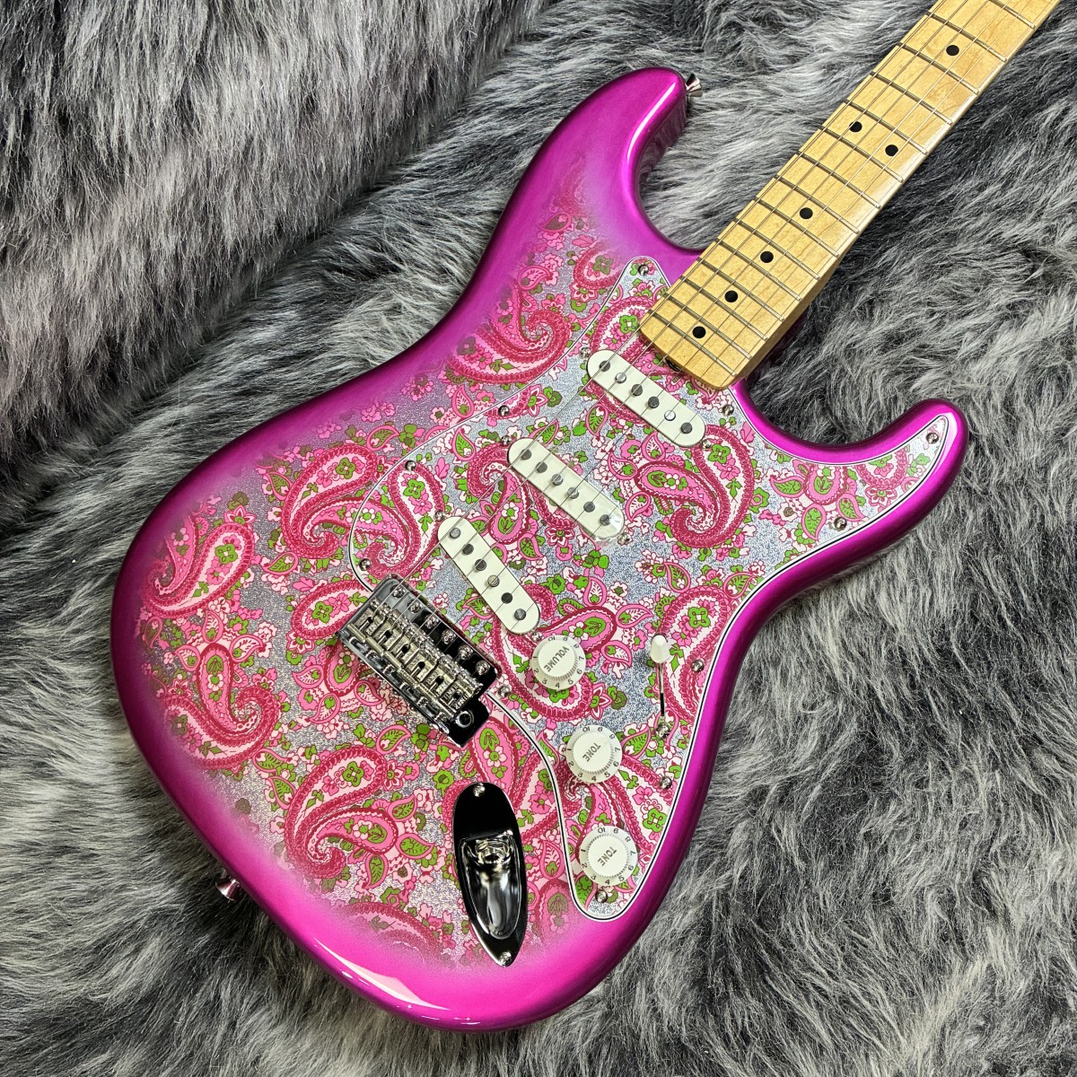 Made in Japan Limited Stratocaster Pink Paisley Fender