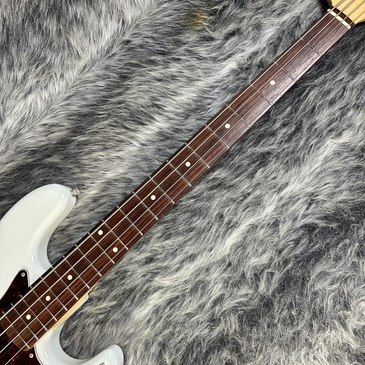 Made in Japan Traditional 60s Jazz Bass Olympic White Fender