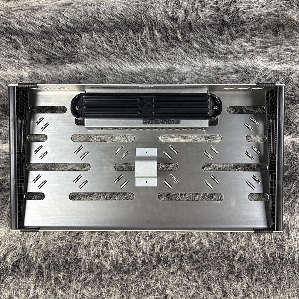 Fender Engine Room LVL12(収納可能なボードセット) Fender Engine Room LVL 12 持ってるんだけど、動かなくて、ただファン