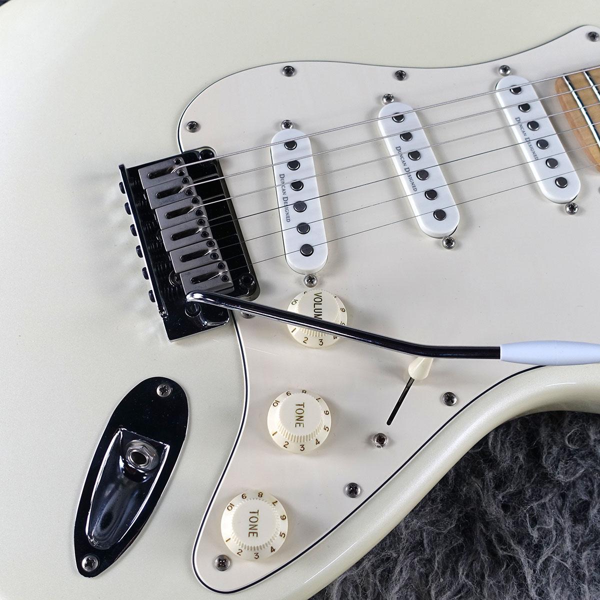 Deluxe Stratocaster / Pearl White Squier エレクトリックギター