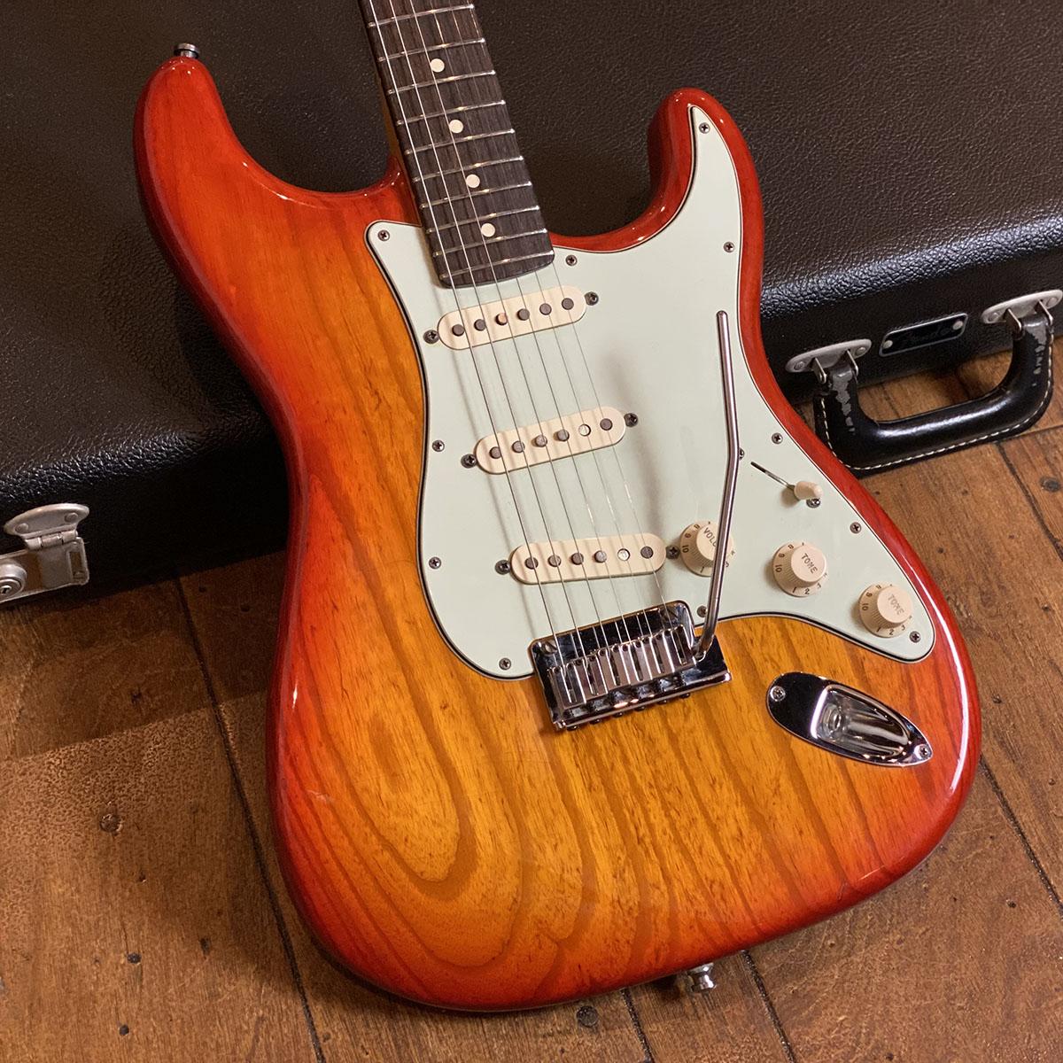 Custom Deluxe Stratocaster Aged Cherry Sunburst w/Abigail Ybarra