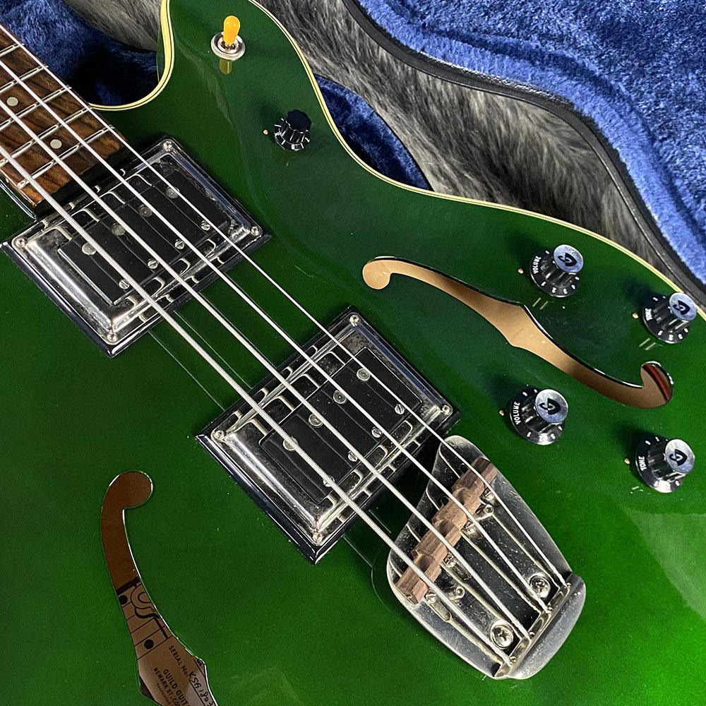 『アルバムキルトのスプレッド』緑系　166cm×166cm Guild STARFIRE BASS II EMERALD GREEN <ギルド>｜平野楽器